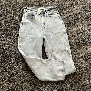 Hollister jeans new. Curvy ultra high rise, vintage straight. 1S. W25 L25